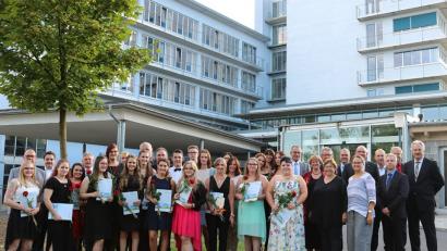 Bild: exb
Der Kurs 2015/2018 der Krankenpflegeschule in Marktredwitz feiert mit zahlreichen Ehrengästen sein Examen.