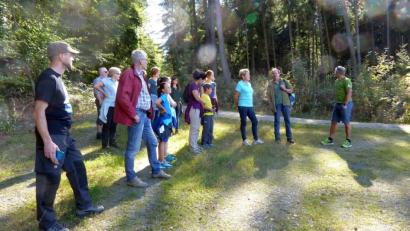 Bild: exb
Revierleiter Wolfgang Schödel (Zweiter von rechts) zeigt im Witzlasreuther Wald, warum der Klimawandel den Umbau in einen Mischwald erforderlich macht.