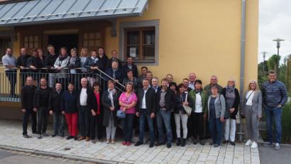 Bild: gz
Der Jahrgang 1963/64 unternimmt mit zweitem Bürgermeister Georg Zierer einen Rundgang durch das Biererlebnis.