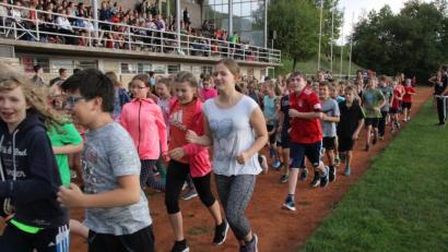 Bild: lg
Hochmotiviert starten die Schüler der Unterstufe vor der Tribüne des Jahnstadions zum Spendenlauf, wobei sie von ihren Mitschülern angefeuert werden.
