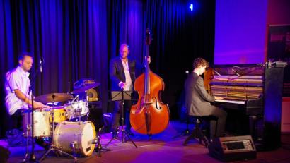 Bild: müb
Mit seinen kongenialen Begleitern (von links) Felix Schrack und Joel Locher präsentiert André Weiß die Musik von Monty Alexander im Seidel-Saal.