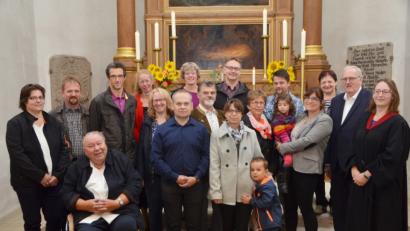 Bild: dob
Die Ehepaar haben eine ganz unterschiedliche Anzahl an gemeinsamen Ehejahren hinter sich und doch feierten sie alle gemeinsam ihre Jubelhochzeit mit Religionspädagogin Sabine Dorn (rechts).