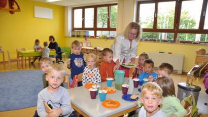 Bild: es
Die "Mäusegruppe" mit 22 Kindern im Alter von drei bis sechs Jahren hat ihr Zuhause im zum Gruppernraum eingerichteten Turnraum. Sie machen gerade eine Pause.