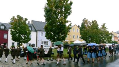Bild: rn
Trotz Regens begann der Kirchweihsonntag mit einem Kirchenzug.