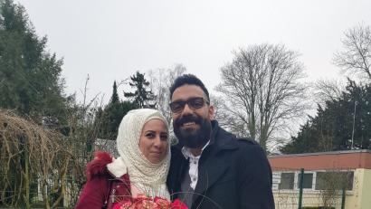 Bild: exb
Blumen für die Frau seines Herzens: Salim Abo Harash ist überglücklich, dass er seine Gattin nach über zweieinhalb Jahren Trennung wieder in die Arme schließen darf. Er konnte Alaa endlich nachholen nach Amberg, wo der 29-Jährige bereits 2015 als Flüchtling eine neue Heimat gefunden hat.