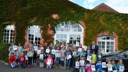 Bild: prbr
Kleine Leser im Schmökerfieber: 81 Schüler lesen beim Tirschenreuther „Sommerferien-Leseclub“ der Stadtbücherei 1290 Bücher. Bürgermeister Franz Stahl (hinten rechts) überreichte an alle Leser kleine Preise.