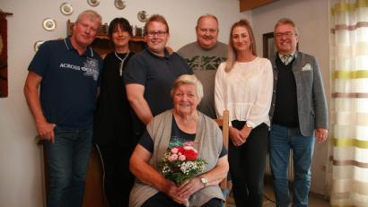 Bild: wro
Ihren 85. Geburtstag feierte Inge Zaha daheim bei ihren Lieben. Es gratulierten (von links) Sohn Rainer, Tochter Inge, Enkel Andreas, Sohn Siegbert, Enkelin Miriam und Bürgermeister Toni Dutz.