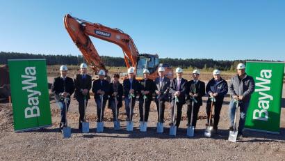 Bild: Christopher Dotzler
Beim Spatenstich am Donnerstagvormittag waren dabei (von links): Christian Beer, Baywa-Leiter der Kompetenzregion Nabburg, Marcus Pöllinger, designiertes Baywa-Vorstandsmitglied; Martin Kiener Jr., Elisabeth Kiener und Martin Kiener Jr. von der Investorenfamilie, Joachim Rauschert, Baywa-Leiter des Vertriebsgebiets Agrar Ostbayern, stellvertretender Landrat Arnold Kimmerl, Bürgermeister Konrad Kiener, Meinrad Wimmer, Baywa-Spartengeschäftsführer Agrar in Ostbayern sowie die Firmenvertreter Thomas Weinzierl und Helmut Seebauer.