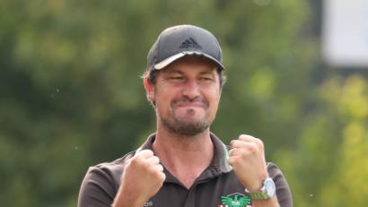 Bild: Mario Wiedel
Spielfreies Wochenende dank Regions Cup! „Jetzt kann der eine oder andere von meinen Spielern aufs Oktoberfest gehen“, sagt Dominik Haußner (Bild) von der DJK Ammerthal. Er freut sich über die Pause: „Es tut gut, wenn man mal durchschnaufen kann.“ Gleiches sagt auch Faruk Maloku von der DJK Gebenbach. In diesem Punkt sind sich die beiden Trainer einig.