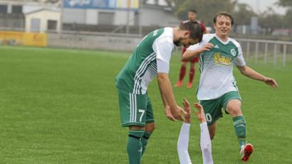 Bild: gb
Jubel beim SV Mitterteich. Torschütze Justin Wagner (am Boden) jubelt mit Matthias Männl (links) und Daniel Cavelius. Aus dem Spiel SV Mitterteich - FC Coburg 3:5