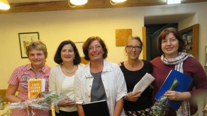 Bild: ubb
Christa Vogl, Irmtraud Schicker, Sabine Seur, Michele Dusouil-Kuhl und Hildegard Lauth (von links) bekommen für ihre Leseproben im Mehrgenerationenhaus viel Applaus.