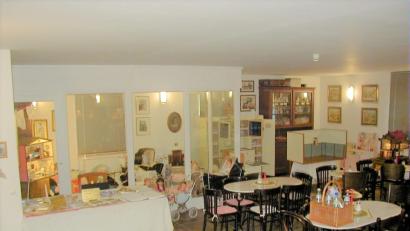 Bild: tu
Im Laufe von über drei Jahrzehnten hatte Karin Heinle unzählige Spielsachen aus Flohmärkten und Auktionen zusammengetragen und in liebe- und mühevoller Kleinarbeit zusammen mit der bekannten Puppenmacherin Christa Mühlbauer aus Weiden die einzelnen Objekte gereinigt, restauriert und vervollständigt.