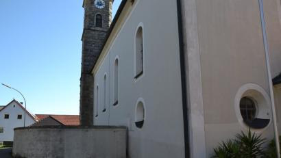 Bild: gi
Ein barrierefreier Zugang in die Kirche greift zu stark in den Bestand ein. Er wäre rechts von der Mauer möglich.