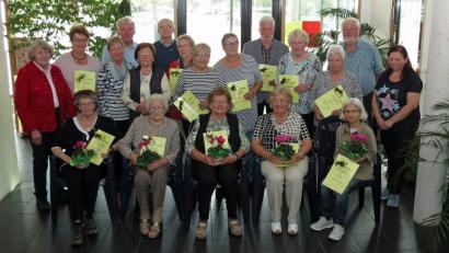 Bild: Dobmeier
Die Rheuma-Liga Arbeitsgemeinschaft Weiden-Neustadt mit Vorsitzender Marion Happach (links) ehrt langjährige Mitglieder.