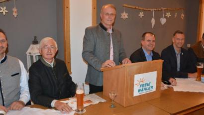 Bild: jr
Bei der Mittelpunktveranstaltung der Freien Wähler sprachen in Konnersreuth (von links) Tobias Groß, Karl Meier, Bürgermeister Max Bindl, Holger Götz, Thomas Riedl und Bernhard Schmidt.