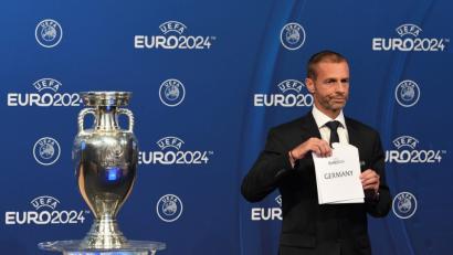 Bild: Soeren Stache/dpa
Aleksander Ceferin, Präsident der UEFA, zeigt während der Bekanntgabe-Zeremonie zur Ausrichtung der Fußball-Europameisterschaft 2024 ein Blatt mit der Aufschrift "Germany". Um die Ausrichtung der EM 2024 hatten sich die Fußball-Verbände aus Deutschland und der Türkei beworben.