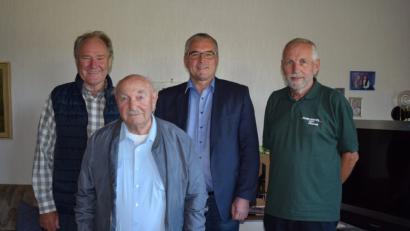 Bild: bnr
Bei bester Gesundheit konnte Leo Modl seinen 90. Geburtstag feiern. Zu seinem Runden gratulierten von links: Ernst Pirzer, Bürgermeister Richard Tischler und Rudolf Schreyer.