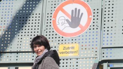 Bild: mfh
Christine Schaller-Kokesch vom Stadtbauamt führt die Vertreter der Presse auf den Fördertrum.
