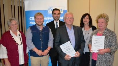 Bild: Schmola, Werner
CSU-Ortsvorsitzender Dominik Baschnagel (Zweiter von links) ernennt Josef Schieder (Dritter von rechts) und Elfriede Troglauer (rechts) zu Ehrenmitgliedern der CSU.