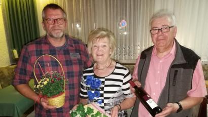 Bild: exb
Der Vorsitzende des Pencoed-Clubs, Lutz Haß (links), bedankt sich bei Maria und Siegfried Achatz für die hervorragende Gestaltung des Weinseminars.