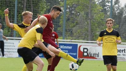 Bild: gb
Julian Schindler (rotes Trikot) und der TSV Waldershof wollen die Tabellenführung verteidigen.