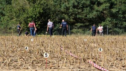 Bild: Alexander Auer
Nach dem tragischen Tod eines 47-jährigen Beifahrers suchten Polizisten bei Nittenau das Feld ab, auf dem zum Todeszeitpunkt eine Jagd stattgefunden hatte.