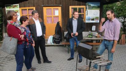 Bild: jrh
Bio-Bauer Josef Schmidt (rechts) diskutiert mit den Landtagskandidaten Theresia Kunz (ÖDP/von links), Anna Toman, Bernhard Schmidt (Freie Wähler) und Martin Schmidt von der Steinwald Allianz.