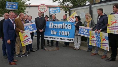 Bild: tr
"Danke für 10H". Eine solche Demo war neu für Minister Albert Füracker (Mitte). Vor dem Tirschenreuther Kettelerhaus bedankten sich CSU-Mitglieder für die Windkraft-Abstandsregelung.