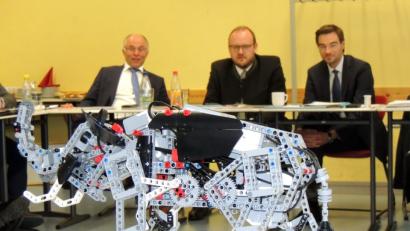 Bild: mor
„Rüssel hoch“ für das Digitale Klassenzimmer symbolisiert der Roboter, der von den Vohenstraußern Realschülern im Fach Robotik gebaut und programmiert wurde. Die CSU-Kreistagsfraktion mit (von rechts) Stephan Oetzinger, Landrat Andreas Meier und Stellvertreter Albert Nickl beschloss die Investition der „Digitalen Million“.