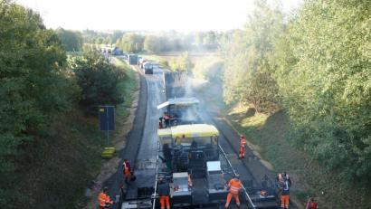 Bild: lnz
Zahlreiche Baumaschinen und Lastwagen sind bei den Asphaltierungsarbeiten auf der Mitterteicher Ortsumgehung im Einsatz.