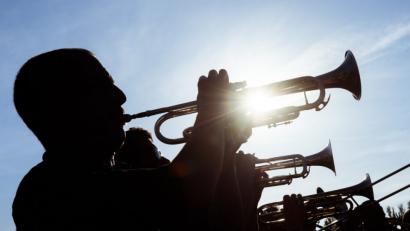 Bild: agentur_dpa
Eine Gruppe Musiker spielt bei strahlendem Sonnenschein im Mauerpark Trompete und Posaunen. Foto: Gregor Fischer/Archiv