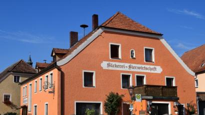 Bild: Petra Hartl
"Bäckerei - Bierwirtschaft" prangt an der Fassade des Gasthauses Dietz. Ab dem nächsten Jahr ist es nur noch eine Bierwirtschaft.