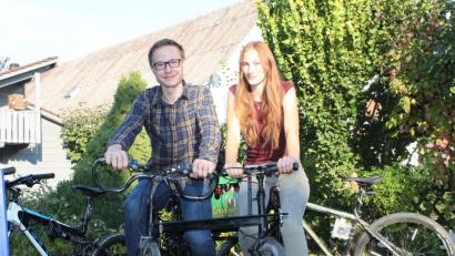 Bild: prh
Bastler Philipp Dobmeier (links) findet es schöner, auf einem Tandem nicht hinter, sondern neben seiner Freundin Tamina Kett (rechts) zu radeln.