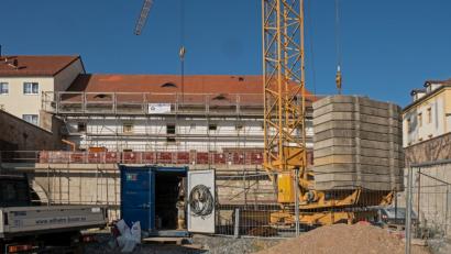 Bild: tr
Bis Ende diesen Jahres sollen die Baumeister- und Zimmererarbeiten an der ehemaligen Polizei abgeschlossen sein. Dann beginnt der Innenausbau. Zum Start des Wintersemesters im Herbst 2019 muss alles fertig sein.