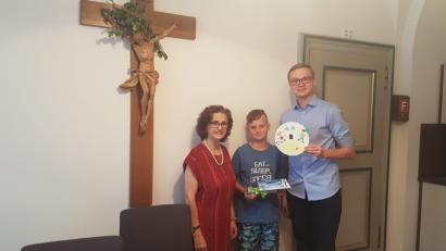 Bild: exb
Gemeindereferentin Gertrud Hankl sowie Sven Schiml zusammen mit dem Gewinner des Wettbewerbs, Justus Spuhler.