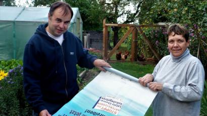 Bild: jml
Die freundlichen Gesichter täuschen. Die Resonanz auf das Volksbegehren "Stoppt das Artensterben" war frustrierend gering. Die OWV-Vorsitzenden Markus Müller und Karin Zielbauer rollen frustiert die Aktionsplakate ein.