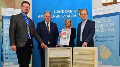 Bild: Petra Hartl
Die Kühlschrank-Aktion stellen (von links) Florian Junkes vom Zentrum für erneuerbare Energien und Nachhaltigkeit, Landrat Richard Reisinger, Kathrin Schmidt von der Sparkasse und Martin Heller von K+B vor.