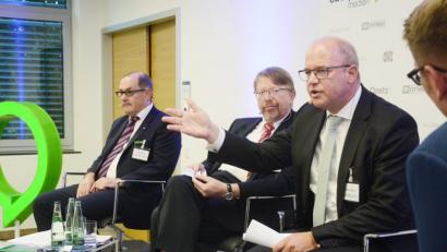 Bild: gsb
Drei Finanzexperten mit Entertainer-Qualitäten: Rudolf Winter, Franz-Josef Leven und Klaus Riester (von links) stehen beim Finanzforum dem Publikum Rede und Antwort. Durch den Abend führte Moderator Andreas Hahn (rechts) von Oberpfalz-Medien.