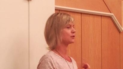 Bild: exb
Dagmar Selch beim Vortragsabend, den Frauenbund-Zweigverein und Vita-Frauen organisiert hatten.