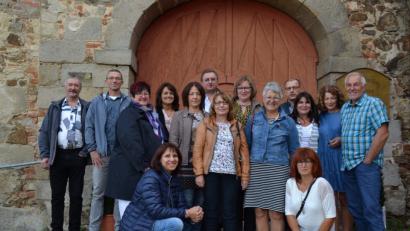 Bild: gi
Die ehemaligen Schüler/innen der Abschlussklasse 10 cKM der Realschule Vohenstrauß von 1978 trafen sich zum Klassentreffen bzw. 40-jährigen in Moosbach und am Schloss Burgtreswitz (Bild). Organisatorin des Treffens war Inge Wolfrath (vorne kniend rechts).