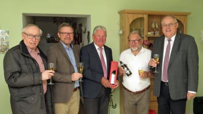 Bild: Dobmeier
Zum 70. Geburtstag steht Videoreporter Gustl Beer (Zweiter von rechts) im Rampenlicht. Es gratulieren vom Videoclub Erich Kummer (links) sowie die OTV-Geschäftsführer Lothar Höher (rechts) und Christoph Rolf (Zweiter von links) und Stadtrat Hans Forster (Mitte).