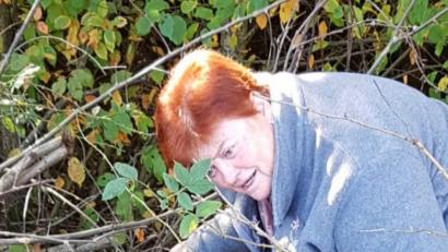 Bild: fjo
Wenige Tage vor ihrem 70. Geburtstag freut sich Brigitte Lorenz riesig über das vorgezogene Geschenk, als sie zum ersten Mal in ihrem Leben auf einen Tintenfischpilz stößt.