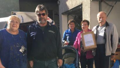 Bild: u
Der Verein „Humanitäre Hilfe für die Ukraine aus Bayern, Winklarn-Schneeberg“ kann seit vier Jahren auf die Unterstützung des Ehepaares Dieter (rechts) und Renée Hoffmann (links) sowie der FU-Vorsitzenden Bärbel Birner (Zweite von rechts) und ihrer Stellvertreterin Rita Beck (Dritte von rechts) zählen. Jetzt konnte der Vorsitzende Anton Grauvogl (Zweiter von links) wieder eine Riesenmenge an Hilfsgütern in Hirschau abholen.