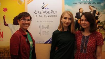 Bild: Christopher Dotzler
Zur Festival-Eröffnung holte Organisatorin Julia Schnorrer die britischen Filmemacherinnen Rachel Shenton und Becky Harrington (von links) nach Schwandorf.