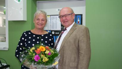Bild: gpa
Karin Schottenhammel-Bayer ist das 500. Mitglied der Gesellschaft „Frohsinn“. Mit einem Blumenstrauß heißt Vorsitzender Erwin Dromann sie willkommen und mit dem Singen der Vereinshymne begrüßen alle Mitglieder die neue „Frohsinnige“ in ihren Reihen.