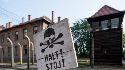 Bild: Monika Skolimowska/dpa-Zentralbild/dpa
Das Schild mit der Aufschrift „Halt!“ in deutscher und polnischer Sprache steht in der KZ-Gedenkstätte Auschwitz, früher das größte Vernichtungslager der Nationalsozialisten.