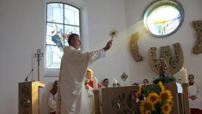 Bild: ads
Die Kemnather hatten ihre Kirchenpatronin, die Heilige Margareta, mit auf die Wallfahrt nach Holzhammer genommen, wo sie deren aus Holz geschnitztes Abbild von Pfarrer Irlbacher segnen ließen.