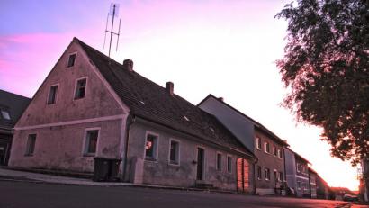 Bild: dtr
In diesem Gebäude in der Blumenstraße 22 soll ein Bürgertreff samt Wohnung entstehen. Klaus Dieter Stiefler vom Architekturbüro RSP stellt in der Marktratsitzung seine Pläne dafür vor – die jetzt beschlossene Sache sind.