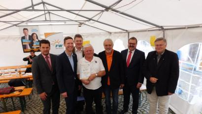 Bild: hai
Edmund Bruckner (Vierter von links) erhält von (von links) Bezirkstagskandidat Stefan Frühbeißer, den Landtagskandidaten Florian Wiedemann und Bernhard Schmidt, Vorsitzendem Hans Schmid, Landtagsvizepräsident Peter Meyer und Bürgermeister Manfred Porsch das Ehrenzeichen der Freien Wähler in Platin.