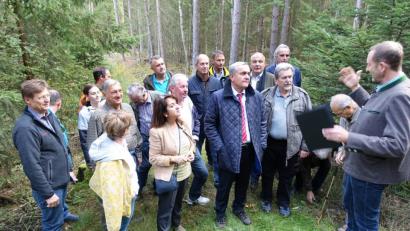 Bild: Wieder
Stadtförster Wolfgang Winter (rechts) informiert die Stadträte bei der Waldbegehung. Erstmals dabei: Reinhold Witt, der neue Leiter des Amtes für Ernährung, Landwirtschaft und Forsten Weiden (links).